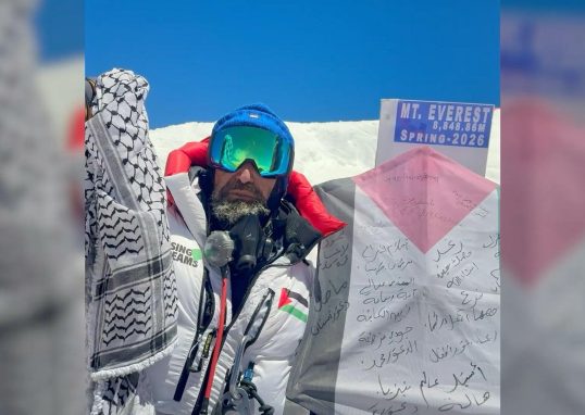 Climber carries kite with Palestinian children’s dreams to Everest summit