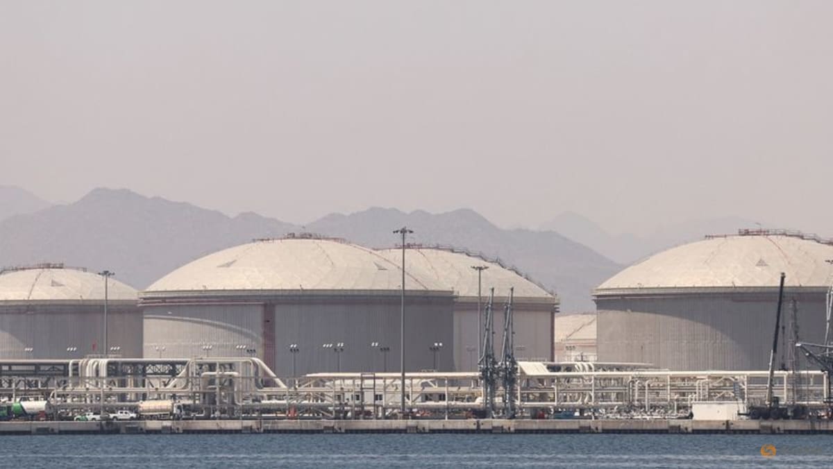 Oil slips 5% on hopes of US-Iran deal